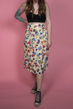 Svetložltá vintage sukňa s motýlmi - M